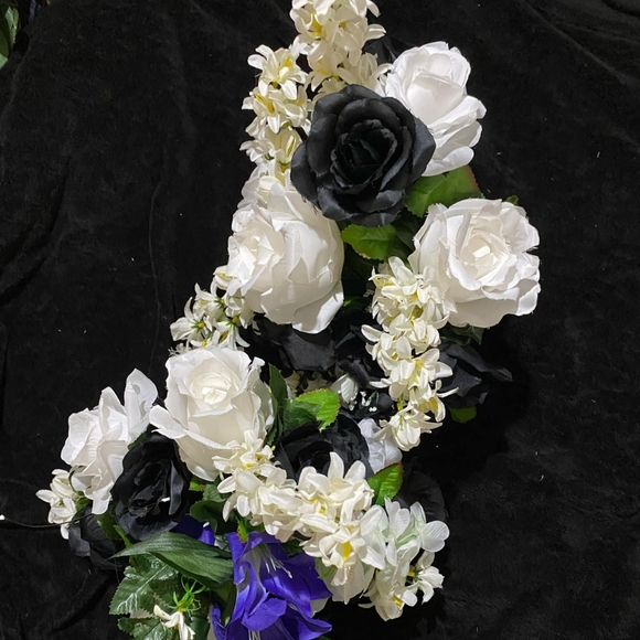 Black & white faux Floral & palm leaves, ivy and faux moss - Picture 2 of 5